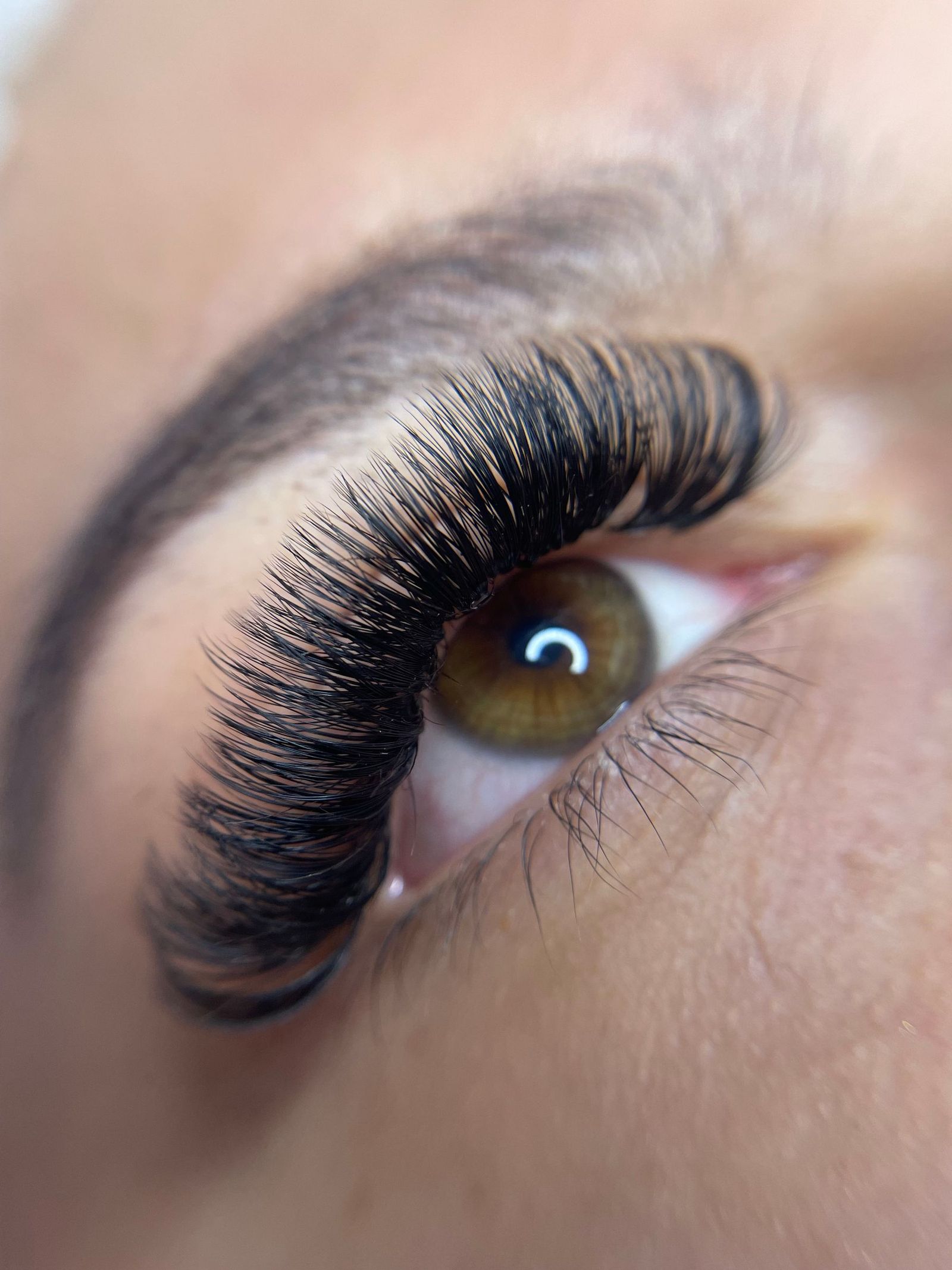 Regard sublimé par une pose volume